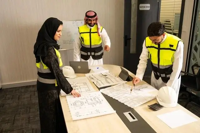 مهندس يراجع مخططات منزل سكني